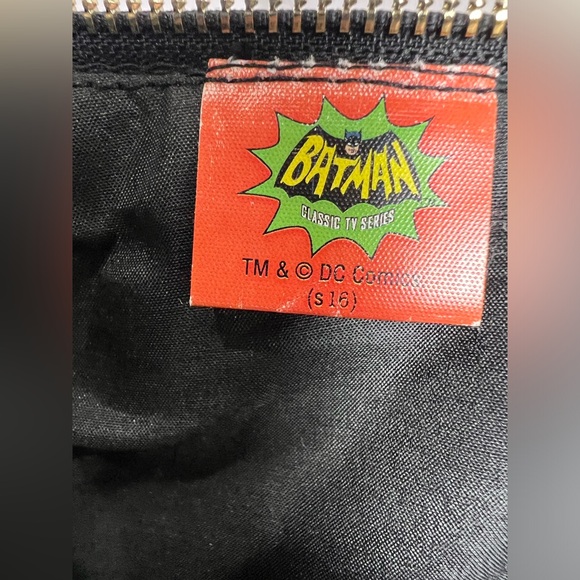 Warner Brothers DC Comic’s Classic Batman dome purse - Picture 7 of 10